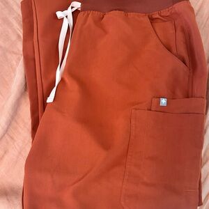 Figs Kade cargo scrub pants auburn (retired)